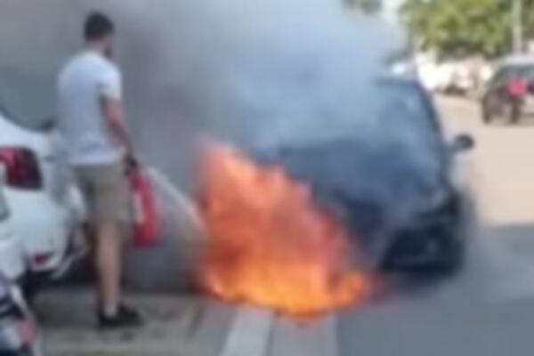 SVAKA ČAST, KOMŠIJA! Zapalio se auto na Novom Beogradu, a ovaj čovek je pokazao junaštvo na delu (VIDEO)