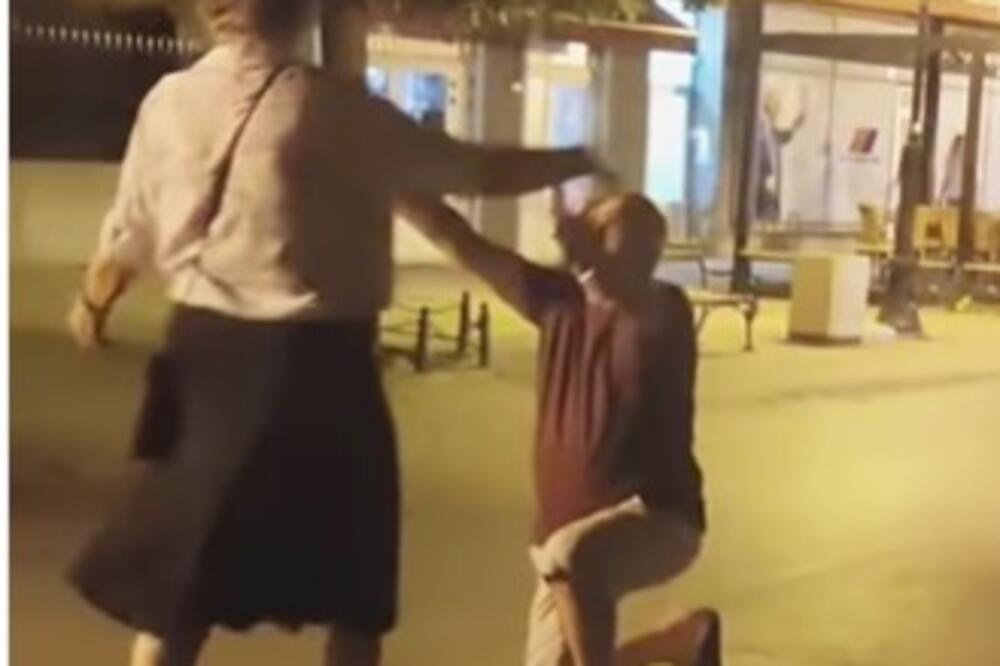 E, TO JE LJUBAV! BAKA I DEKA ZAPLESALI NASRED ŠETALIŠTA: Prelepa scena u Inđiji oduševila sugrađane (VIDEO)