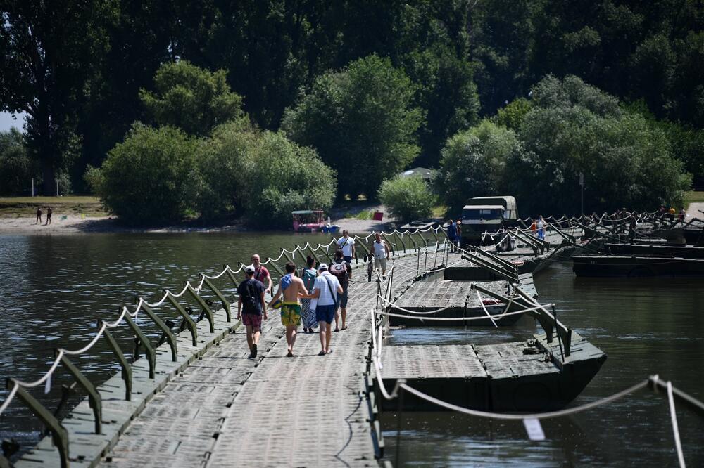 VOJSKA SRBIJE POSTAVLJA PONTONSKI MOST NA LIDU: Počinje sezona kupanja (FOTO)