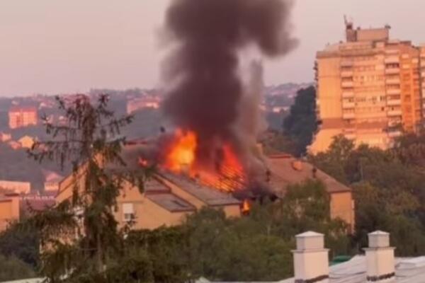 Ogroman požar u Rakovici, plamen guta krov zgrade: Vatrogasci se bore sa vatrenom stihijom (VIDEO)