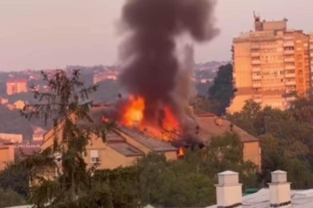 Ogroman požar u Rakovici, plamen guta krov zgrade: Vatrogasci se bore sa vatrenom stihijom (VIDEO)