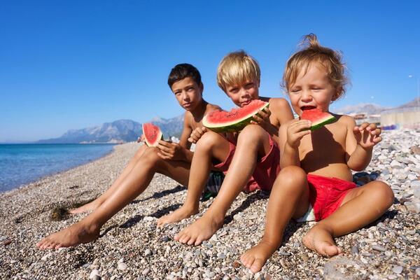 Ove 4 namirnice nikako nemojte da jedete na plaži: Doktor upozorava - lako može da dođe do trovanja!
