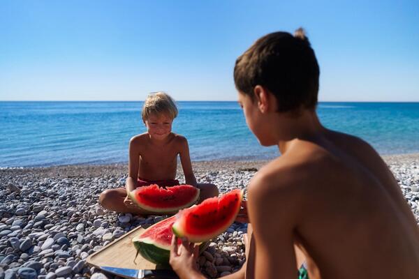 Doktorka otkrila koju hranu nikako ne smete jesti na plaži: Srbima je jedna omiljena, a može izazvati srčani udar