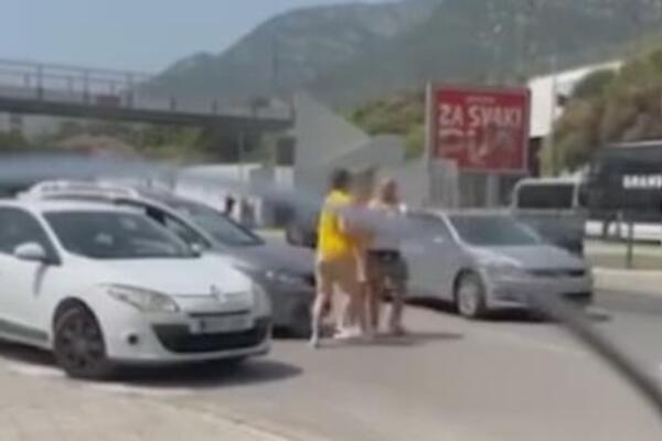 "NEMOJTE MI GOSPOĐU": Jeziva makljaža nasred puta u Crnoj Gori, sevale pesnice, udarci pljuštali kao kiša (VIDEO)