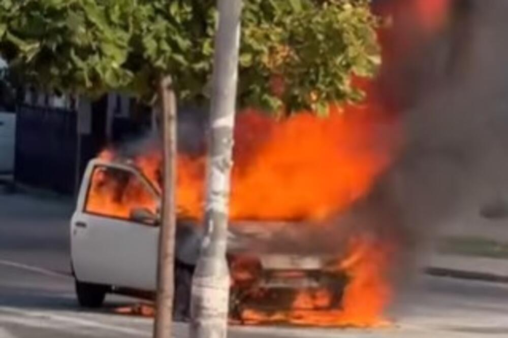 Gori automobil u blizini Bogoslovije: Zapalio se motor, a onda je nastala buktinja, pogledajte! (VIDEO)