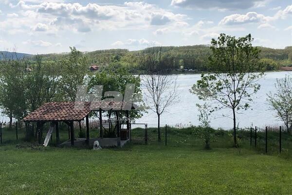 Nestvarni pogled na jezero, ogroman plac, plaža: Prodaje se vikendica za poželeti, cena sitnica za ovakav raj! FOTO