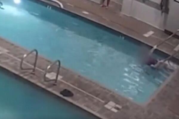 ŠTA SE DEŠAVA SA OVIM SVETOM? Žena se udavila u bazenu, kupači nemo prolazili dok se borila za život! (VIDEO)