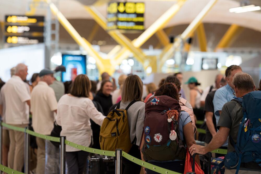 "Za nežnije rastanke koristite...": Aerodrom uveo vremensko ograničenje za maženje, evo koliko smete da se grlite!