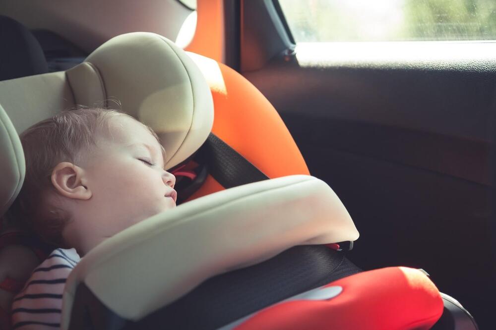 Bebu ostavila na klupi po paklenoj vrućini, pa nestala: Dete jedva preživelo, neviđeni užas kod komšija!