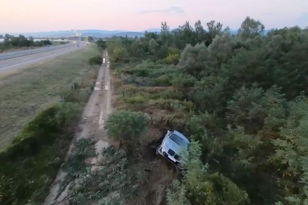 Težak udes kod Preševa: Vozač BMW-a izgubio kontrolu, auto završio u šumi (VIDEO)