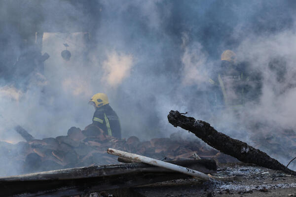 Veliki požar u pogonu u Ivanjici: Gust dim prekrio čitav grad, vatrogasci na licu mesta