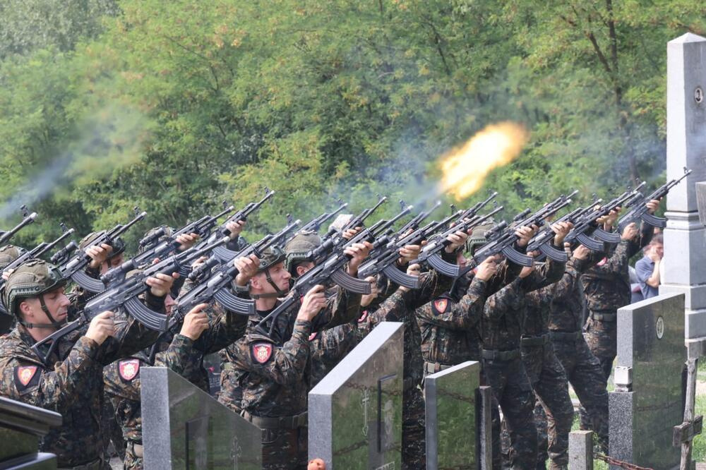 Sahrana policajca Nikole Krsmanovića: Nakon počasne paljbe, sahranjen hrabri policajac (FOTO/VIDEO)