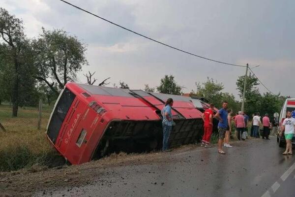 Teška saobraćajna nesreca kod Aranđelovca: Prevrnuo se autobus, ima povređenih (FOTO)