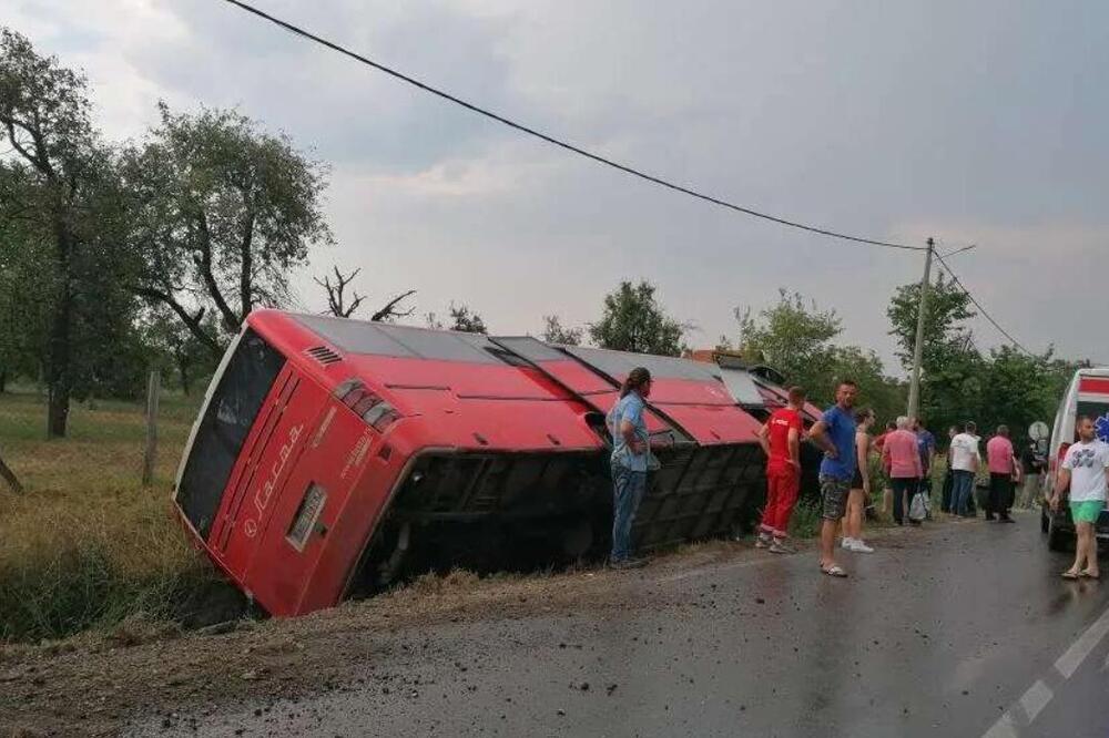 Teška saobraćajna nesreca kod Aranđelovca: Prevrnuo se autobus, ima povređenih (FOTO)