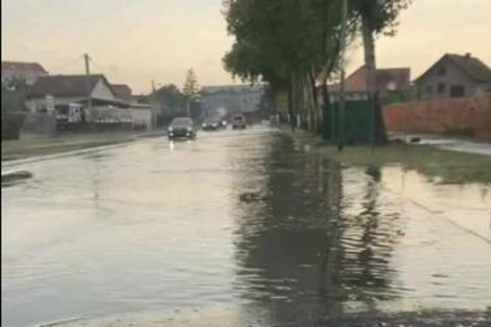 Ovako izgleda Obrenovac na vodi: Reke na ulicama, voda do članaka - TOTALNI POTOP (VIDEO)