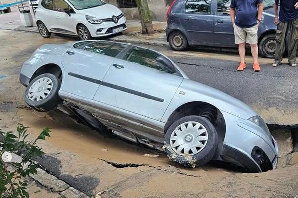 Auto propao kroz asfalt nasred Vračara: Ljudi u neverici, šta se ovo desilo? (FOTO)