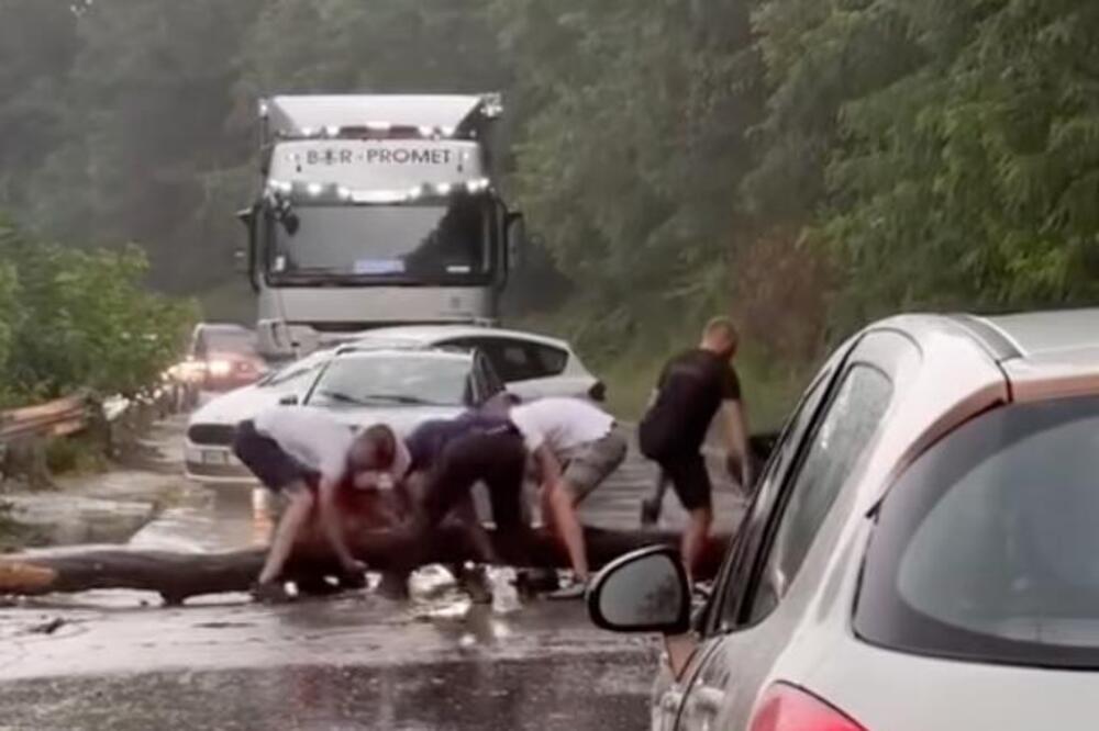 Proglašena vanredna situacija u ovom gradu: Nakon jakog nevremana potoci svuda, voda se izlila u kuće, pravi haos!