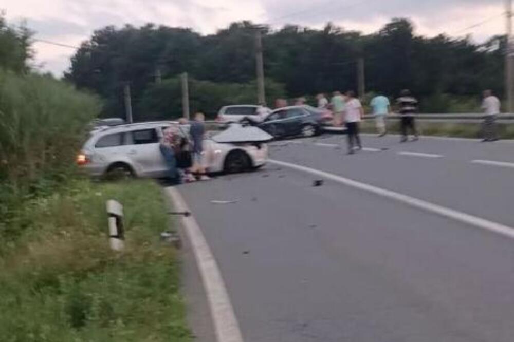 Težak udes na Šabačkom putu! Jedno vozilo sletelo sa puta, drugo završilo na bankini - ima povređenih (FOTO)