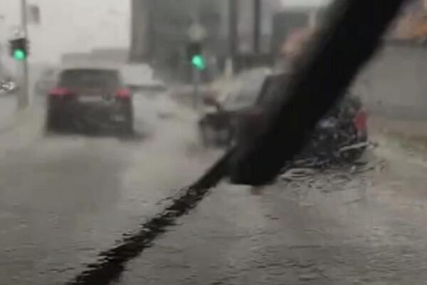Smračilo se u sekundi u ovom gradu u Srbiji: Sručila se jaka kiša, automobili "plivaju" (VIDEO)