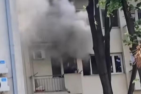 Izgorela klima u stanu na Karaburmi, vatra gutala sve pred sobom: Dve ekipe vatrogasaca gasile požar! (VIDEO)