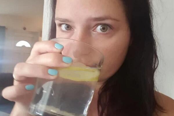 "Pila sam toplu vodu sa limunom čim ustanem 7 dana i odmah primetila promenu": Ovo nije očekivala, šokirala se
