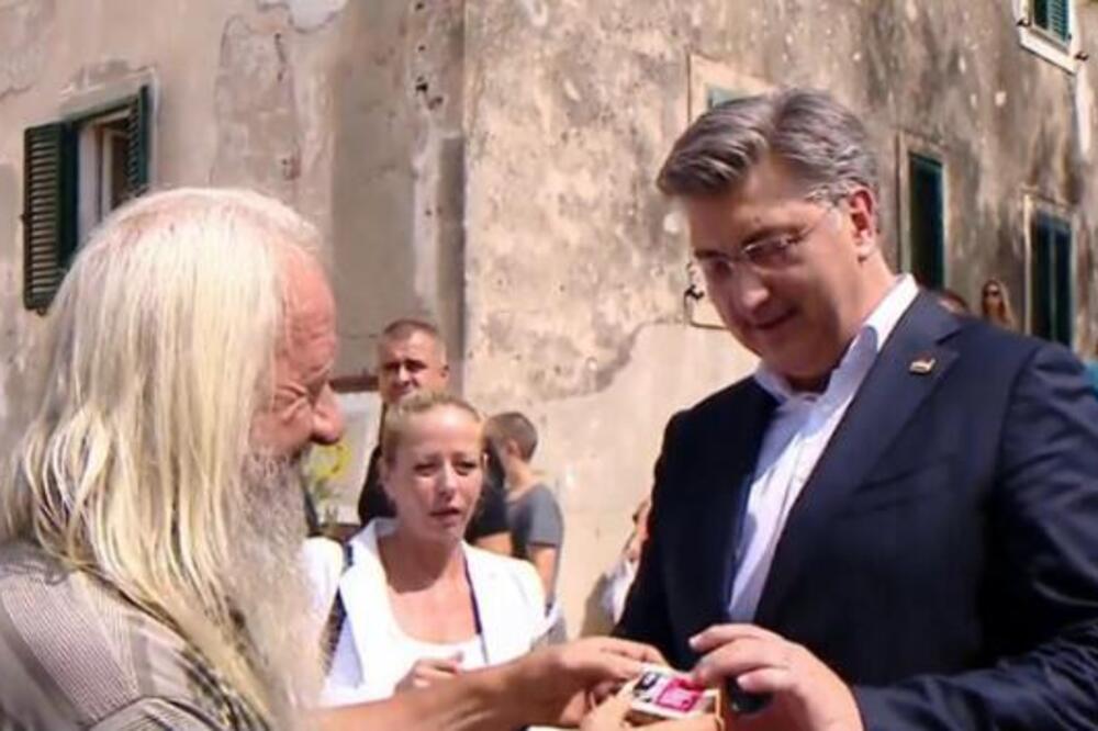 Plenković posetio hrvatsko ostrvo, pa na poklon dobio IZMET: Pazite samo ovu reakciju, plakaćete od smeha! (VIDEO)