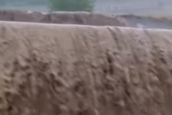 Kataklizmične scene, zatvoren tunel Predejane: Ovo kao da je vodopad, dramatično! (VIDEO)