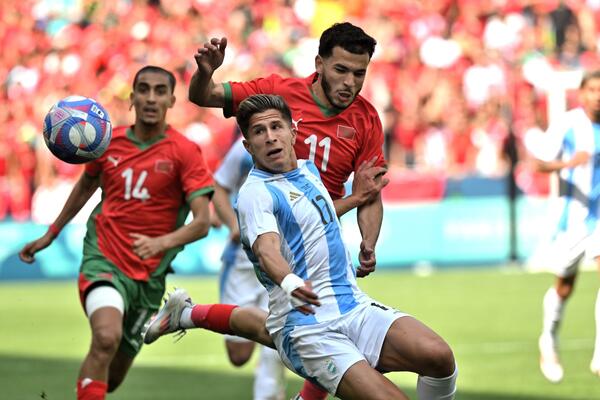 Cirkus i skandal! Argentini poništen gol posle dva sata, pobeda Maroka posle ulaska navijača na teren (Video)