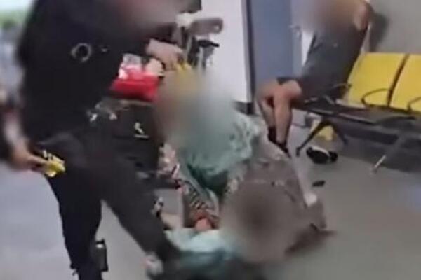 Policajac brutalno prebio čoveka na aerodromu: Šutirao ga i gazio po glavi, snimak teškog nasilja! (VIDEO)