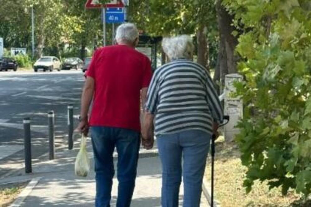 Prizor sa Banjice koji će vas totalno raznežiti: Ovo je dokaz da prava ljubav ne poznaje godine (FOTO)