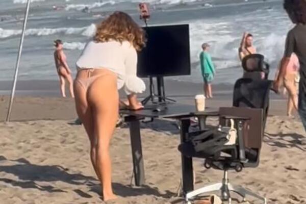 "Šta sve ljudi rade za pažnju": Zbog ove devojke gore mreže, donela kompjuter na plažu, pa... (VIDEO)