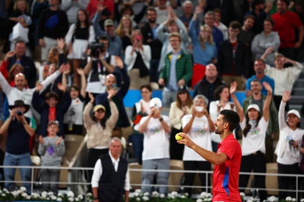 Novak Đoković sa porodicom na tribinama kao najveća podrška našim momcima (Foto)