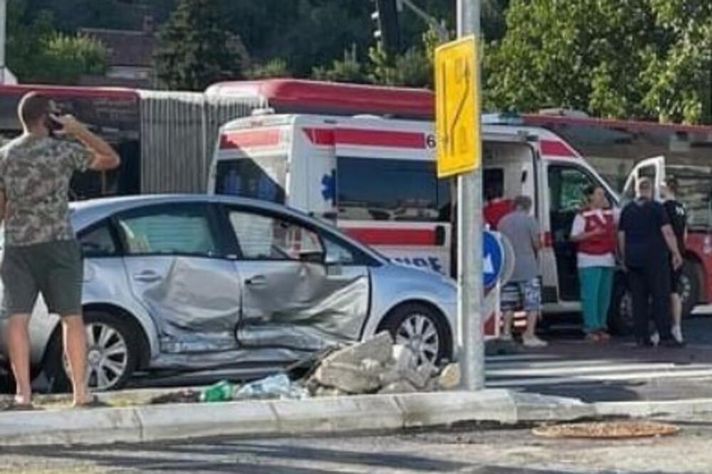 Sudarila se 3 automobila na Tošinom bunaru: Automobili jako oštećeni (FOTO)