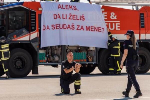 Petar na niškom aerodromu zaprosio Aleksandru na šmekerski način: Vatrogasac joj priredio doživljaj života! FOTO