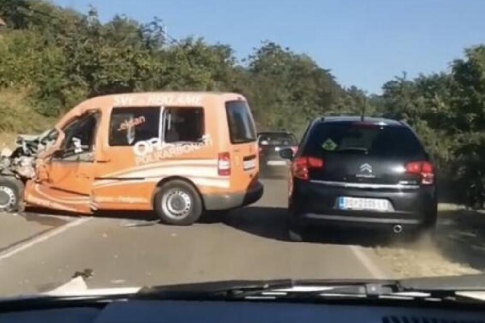 Težak udes kod Boleča: Prevrnuo se kamion, kombi smrskan, ima povređenih (FOTO)