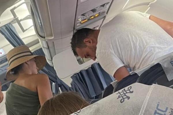 Espreso paparaco uhvatio Živojinoviće u avionu: Prija i Filip se krili, a evo ko je još sa njima