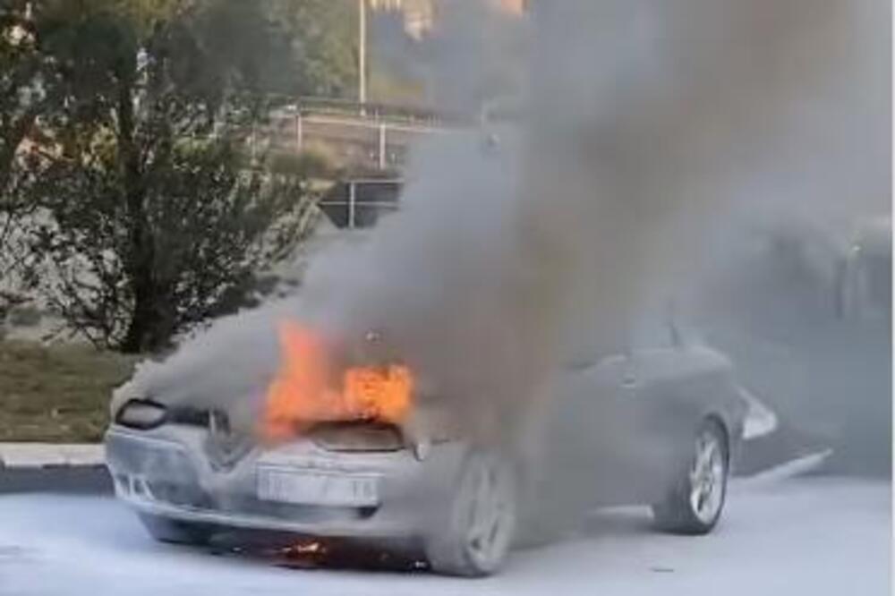 Buknuo ogroman plamen: Zapalio se automobil na isključenju sa auto-puta! (VIDEO)