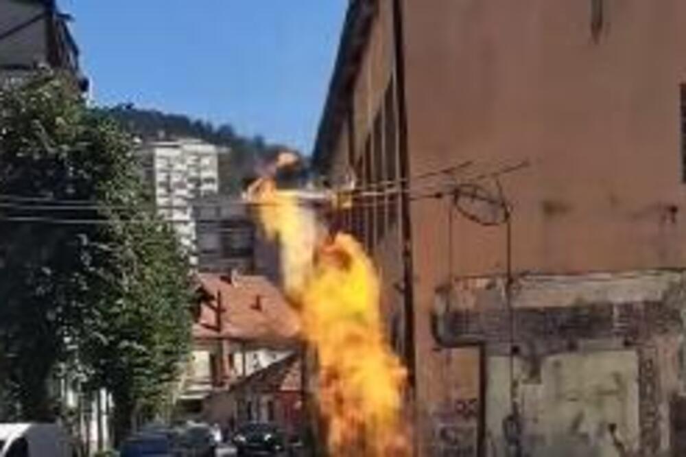 "Zovite vatrogasce i policiju": Izbio požar ispred napuštenog objekta u Užicu - ljudi u panici (VIDEO)