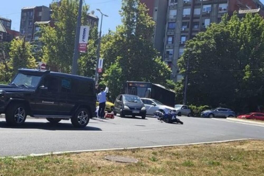 Espreso saznaje: U saobraćajnoj nezgodi u Beogradu povređen motorista, hitno prevezen na VMA (FOTO)