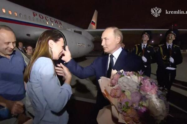 Putin lično dočekao zarobljenike koje je Rusija razmenila sa Zapadom: Žena plakala kao kiša kad ga je videla VIDEO