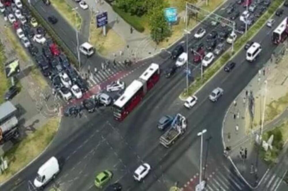 Lančani sudar kod Ušća! Učestvovalo čak 4 vozila, jedan automobil potpuno smrskan (FOTO)