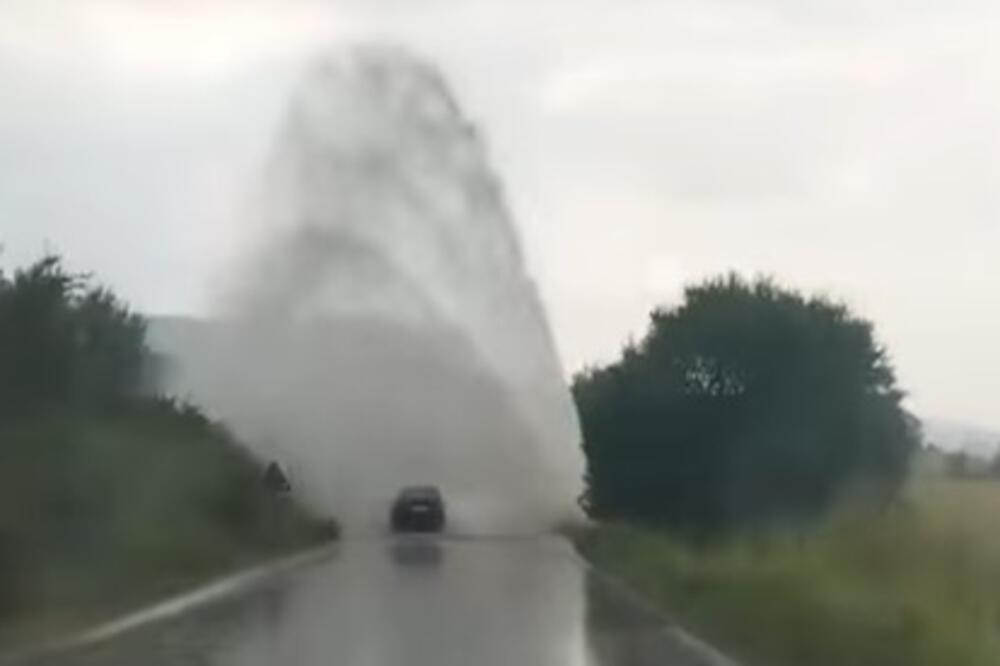 Havarija na putu u Aleksincu, stvorio se ogroman "gejzir": Vozila se jedva kreću, voda šiklja na sve strane (VIDEO)