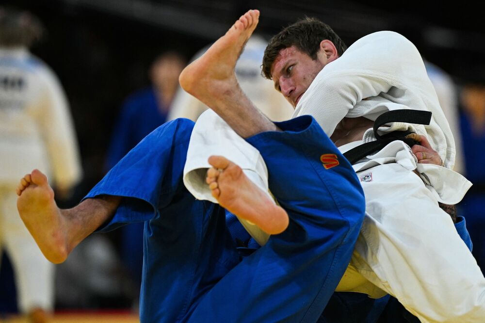 Nemanja Majdov (desno) na meču sa Japancem na Olimpijskim igrama u Parizu