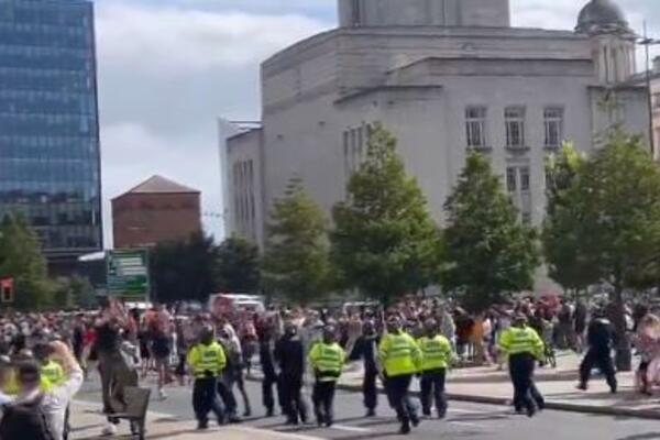 Neredi zbog ubistva tri devojčice se ne smiruju danima: Neviđeni haos na ulicama Britanije (VIDEO)