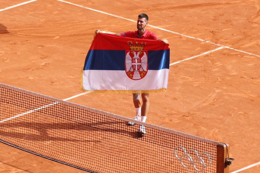 Novak Đoković sa srpskom zastavom posle osvajanja zlatne medalje na Olimpijskim igrama u Parizu