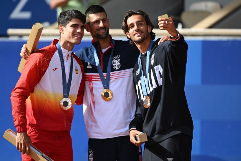 Karlos Alkaras, Novak Đoković i Lorenco Museti na dodeli medalja na Olimpijskim igrama u Parizu