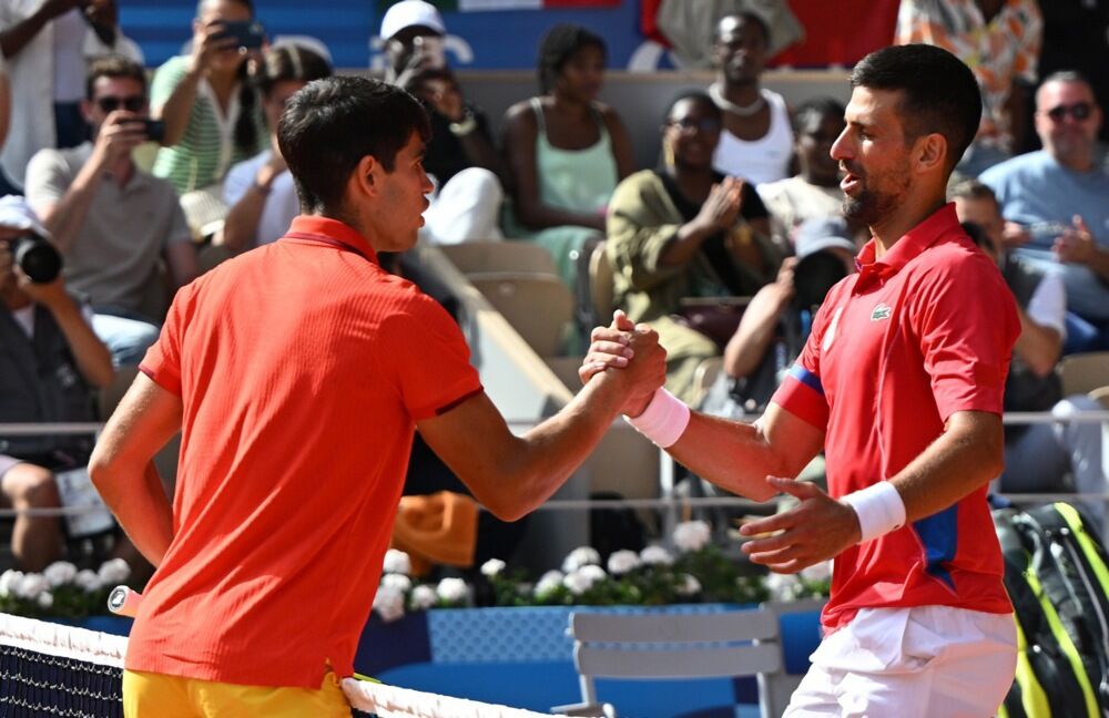 Karlos Alkaras i Novak Đoković po završetku finala Olimpijskih igara u Parizu