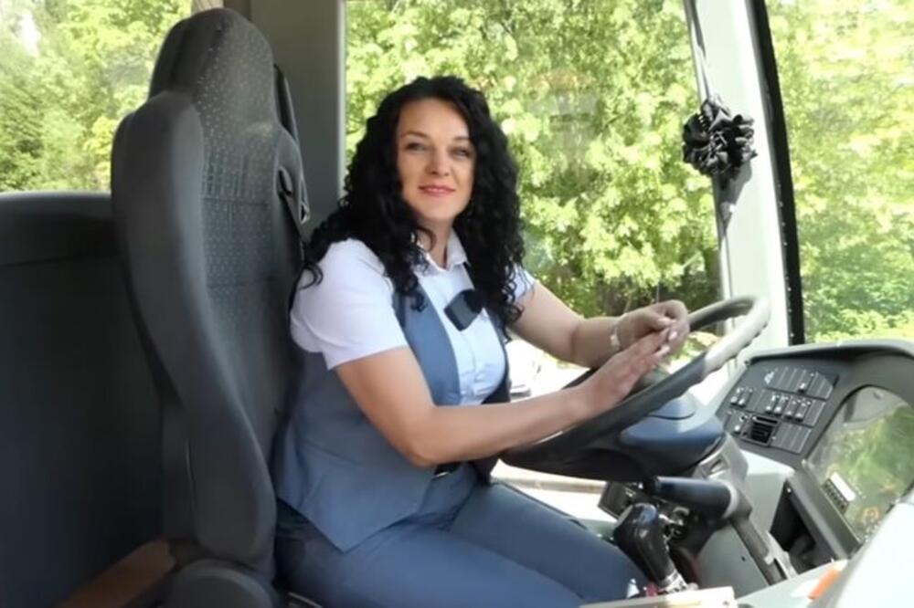 "IZNENAĐENI SU, BLICAJU I SVIRAJU": Edina ispunila san i sada svaki dan vozi autobus, putnici je obožavaju (VIDEO)