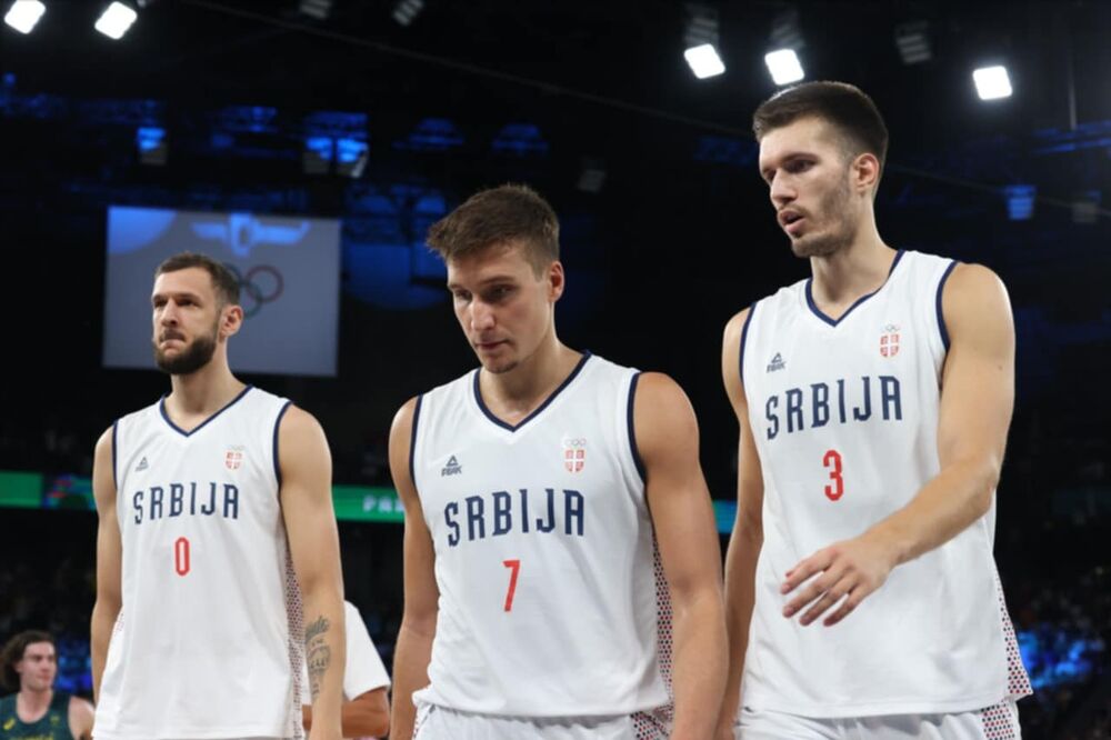 Uroš Plavšić, Bogdan Bogdanović i Filip Petrušev na utakmici Srbije i Australije u četvrtfinalu Olimpijskih igara u Parizu