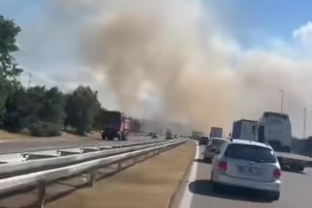 Kolaps na auto-putu, saobraćaj gotovo obustavljen zbog buktinje: Izbio ogroman požar! (VIDEO)